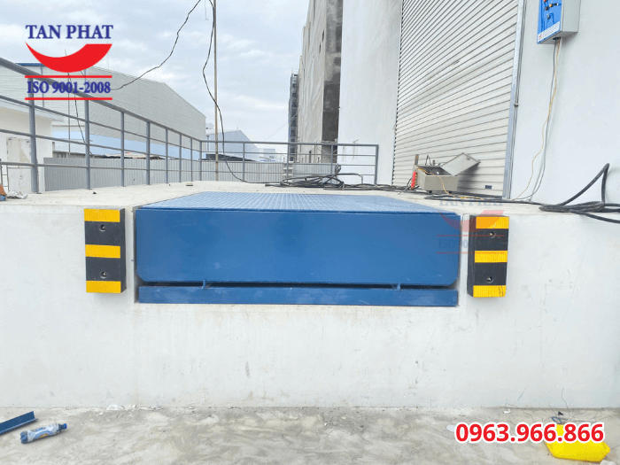 2 tấm cao su giảm chấn được lắp đặt ở 2 bên dock 