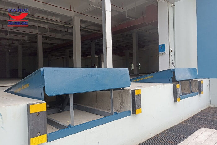 Hệ thống cao su giảm chấn được lắp đặt 2 bên thành hố Dock, tránh va chạm giữa xe chở hàng và Dock