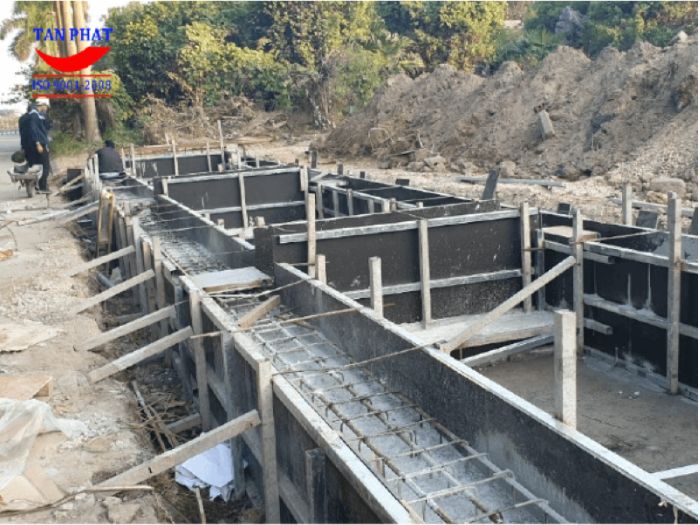 Hình ảnh thực tế một dạng cầu cân bê tông đang được triển khai thi công lắp đặt bởi công ty Tân Phát. Với mỗi hệ trạm cân sẽ có những phương pháp thi công riêng biệt theo cấu tạo cầu cân khác nhau.