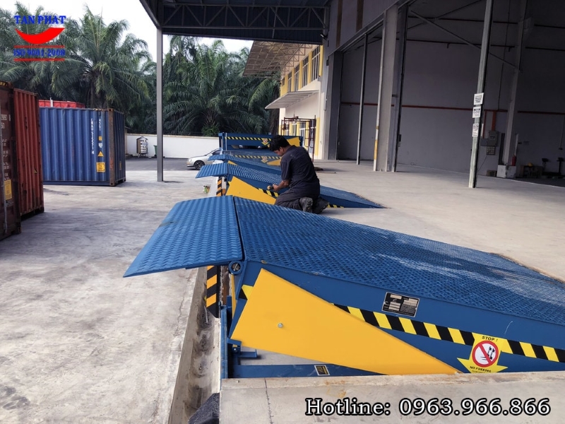 Dock Leveler có thiết kế nhỏ gọn, thường được lắp đặt tại các cửa kho
