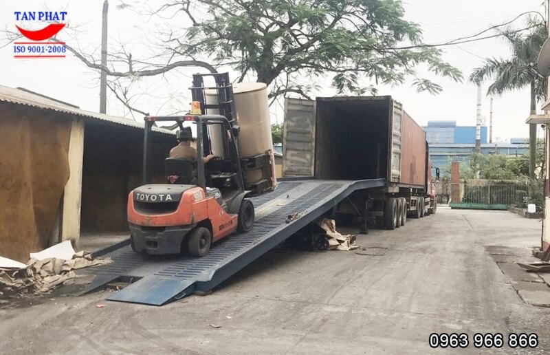 Xe nâng hàng hóa lên thùng container sử dụng cầu dẫn do Tân Phát trực tiếp sản xuất và lắp đặt