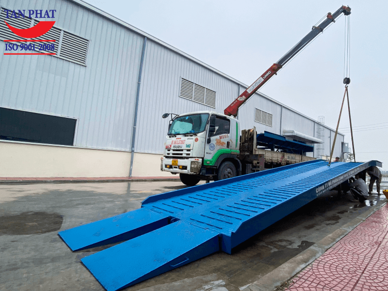 Cầu lên container là thiết bị hỗ trợ xe nâng trong quá trình bốc xếp hàng lên/xuống thùng container