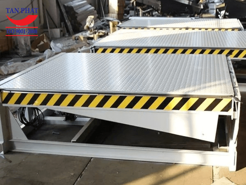 Sử dụng sàn nâng thủy lực sản xuất trong nước sẽ có nhiều ưu điểm vượt trội hơn so với sàn nâng nhập khẩu ở chi phí cũng như thời gian vận chuyển