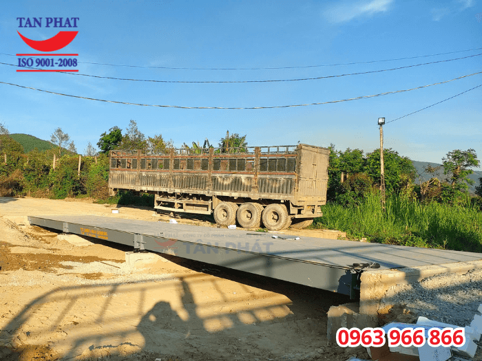 Bàn cân có kích thước 18x3m, chia thành 3 module 