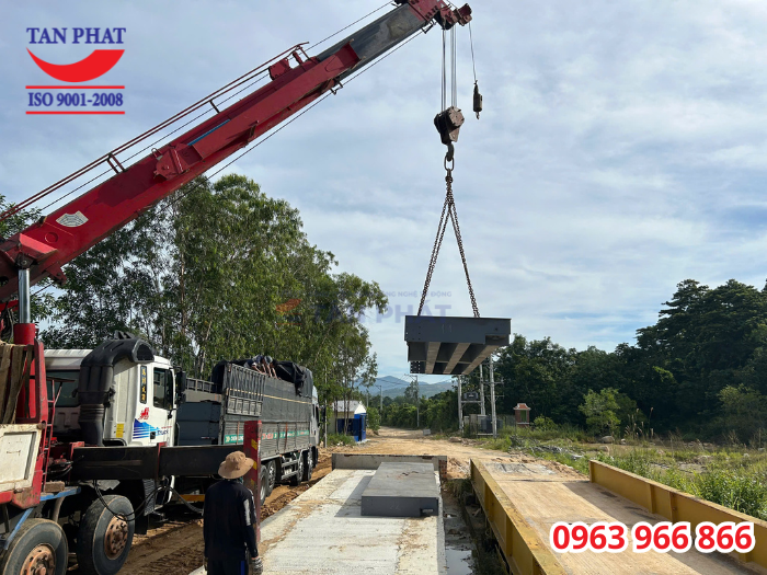 tân Phát sử dụng xe cẩu để hạ bàn cân vào hố móng