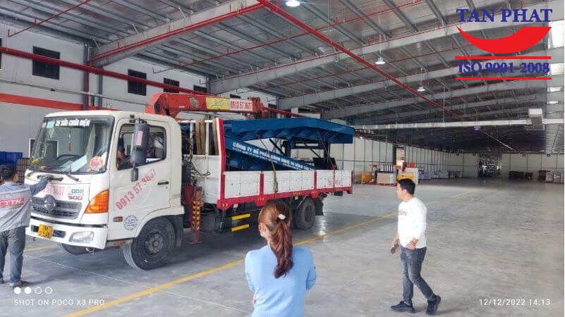 Cầu container 10 tấn 2 khúc được xếp gọn gàng lên xe vận chuyển tới nơi khách hàng