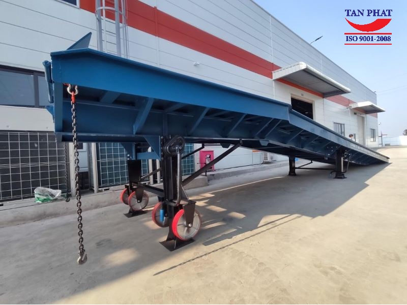Cầu container 10 tấn được chụp từ phía dưới gầm cầu