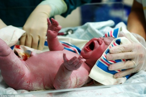 Chùm ảnh: Cha mẹ hạnh phúc khi lần đầu tiên được ôm con vào lòng