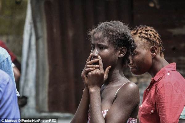 Cô gái vật vã nhìn thi thể mẹ tử vong do nhiễm Ebola bị đưa đi xa