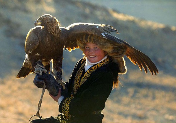 Gặp gỡ cô bé thợ săn đại bàng 13 tuổi đến từ Mông Cổ