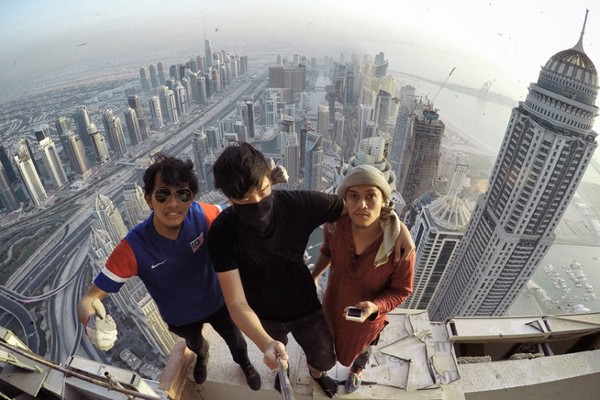 Liều mình leo lên tháp cao hơn 400m để chụp ảnh nóc nhà chọc trời ở Dubai