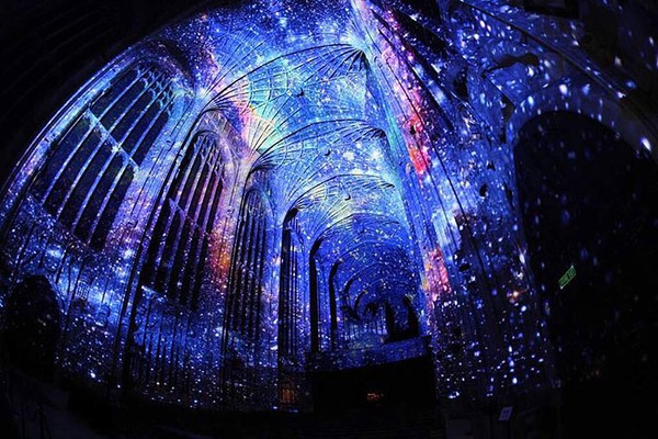 Bản giao hưởng ánh sáng biến nhà thờ thành trường phù thủy Hogwarts đời thực