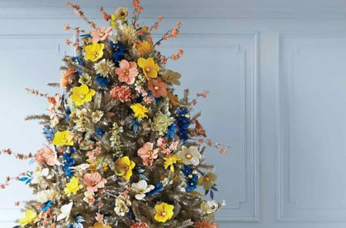 Trào lưu thay áo cho cây thông Noel bằng lẵng hoa rực rỡ