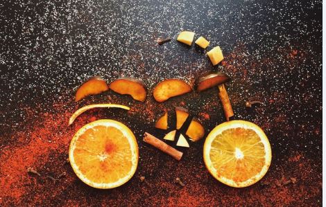 Bộ sưu tập mô tô ngọt ngào trên bàn ăn của nghệ sĩ người Ý