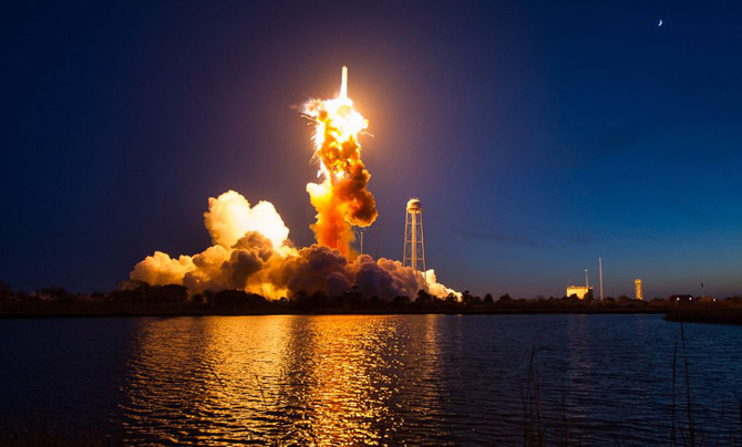 Chùm ảnh tên lửa Antares của NASA nổ tung trên bầu trời