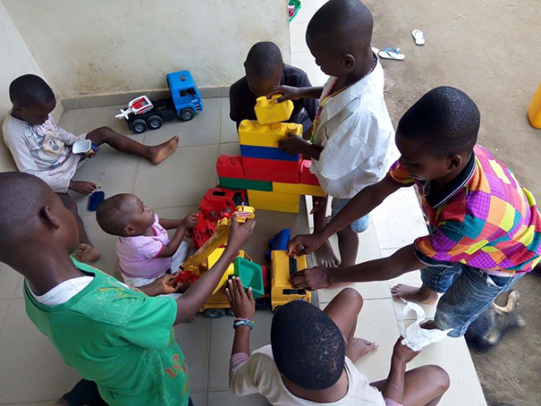 Cậu bé Nigeria bị bỏ đói suýt chết giờ ra sao?