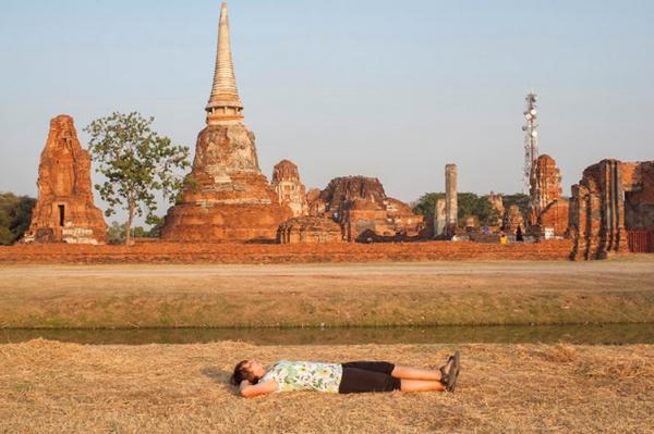 Nhiếp ảnh gia du lịch quanh thế giới chỉ “nằm chụp ảnh“