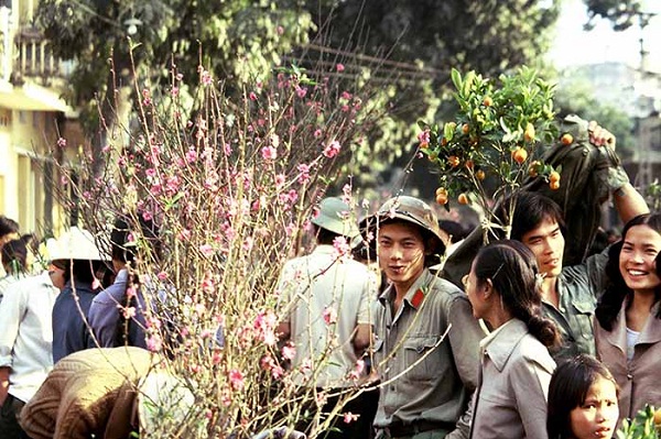 Ngắm nhìn Việt Nam những năm 80 mộc mạc qua “ảnh Tây” 