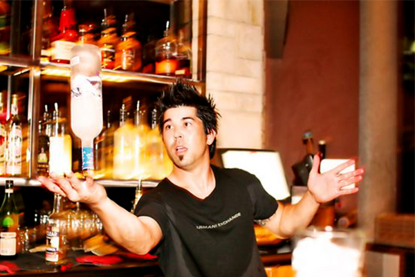 Bartender biểu diễn chuyên nghiệp với kỹ thuật quăng chai