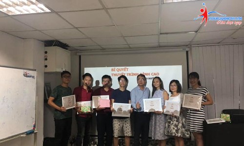 Khóa học giao tiếp thuyết trình K34: Lễ bế giảng đầy cảm xúc