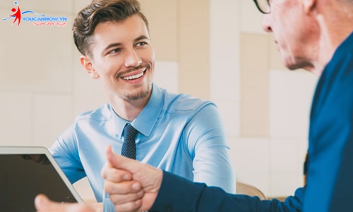 Bắt tay trong môi trường công sở - Nên hay không
