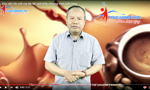 Học viên lớn tuổi của lớp MC thực hành dẫn bản tin