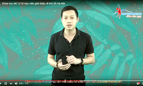 Học viên lớp học MC thực hành kỹ năng dẫn giới thiệu địa điểm du lịch