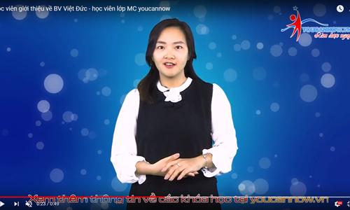 Học viên lớp MC giới thiệu về bệnh viện Việt Đức