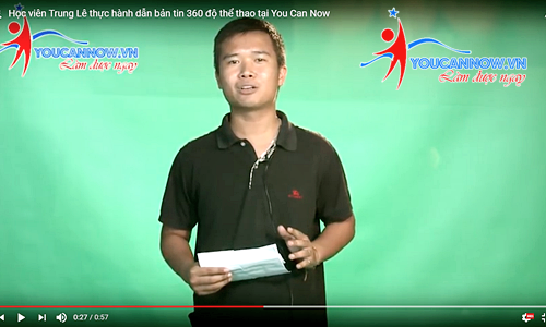 Học viên lớp MC Trung Lê thực hành kỹ năng dẫn bản tin