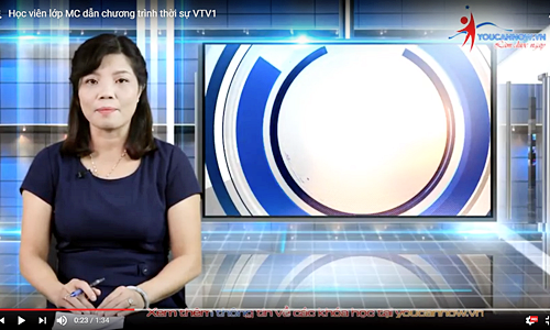 Học viên lớp MC cơ bản thực hành kỹ năng dẫn bản tin thời sự