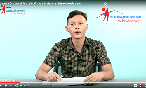 Học viên lớp MC Xuân Thắng thực hành kỹ năng dẫn trước máy quay
