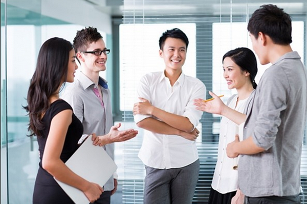 hình ảnh 2 nam 2 nữ đang nói chuyện vui vẻ với nhau