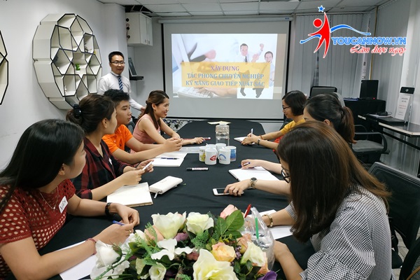 Khóa học kỹ năng giao tiếp thuyết trình K8: Tạm biệt lớp học 11 học viên