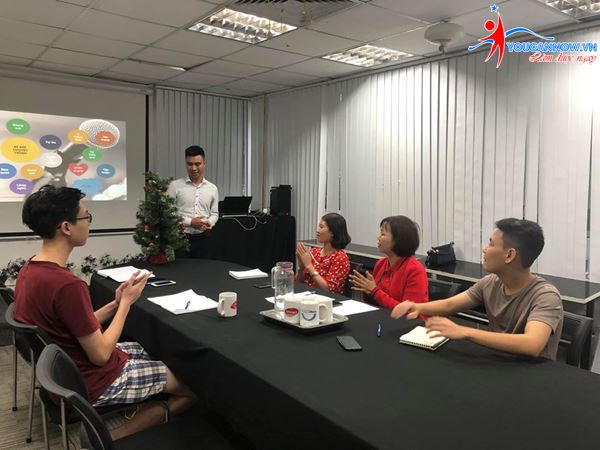 Lớp kỹ năng giao tiếp thuyết trình K37: Khép lại một khóa học thành công