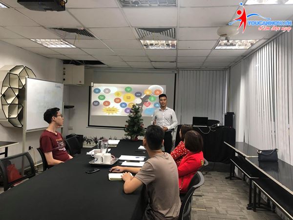 Lớp kỹ năng giao tiếp thuyết trình K37: Khép lại một khóa học thành công