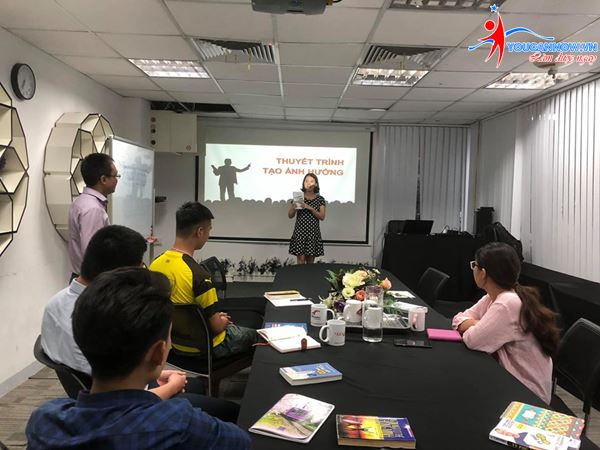 Lớp kỹ năng giao tiếp thuyết trình K37: Khép lại một khóa học thành công