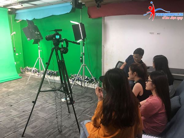 Khóa MC dẫn chương trình K33: Những cô gái trẻ đầy nhiệt huyết