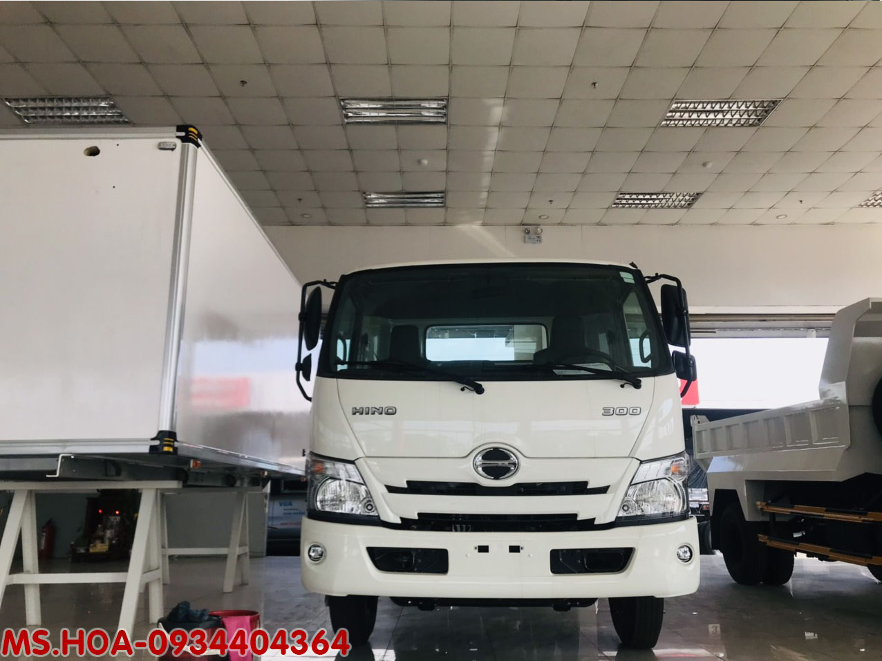 Xe-tai-hino-thung-kin-5-tan-2021