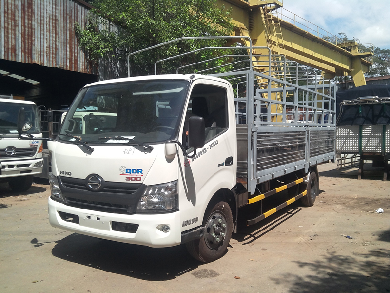 xe tai hino 4 tan thung mui bat