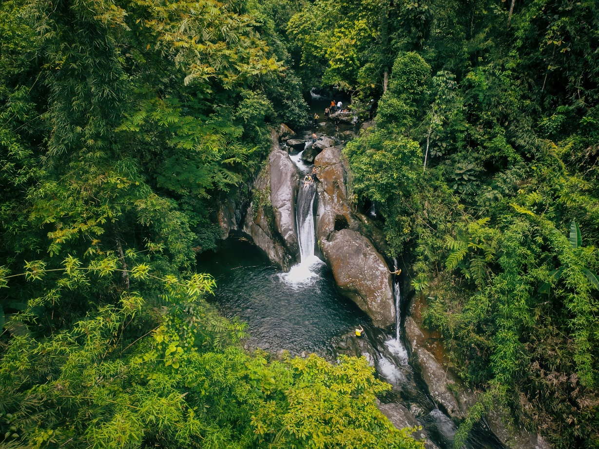 Dòng suối gần Hà Nội có tên đáng sợ, hút khách tới trốn nóng
