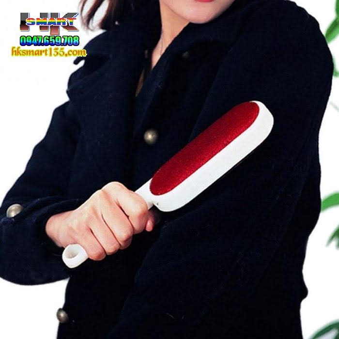 Cây phủi bụi tĩnh điện giúp làm sạch quần áo