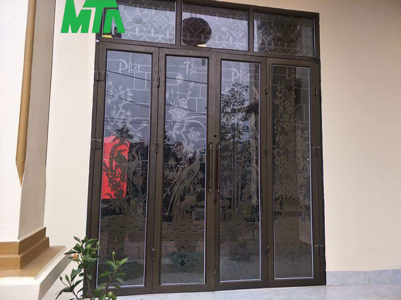 cửa nhà chính