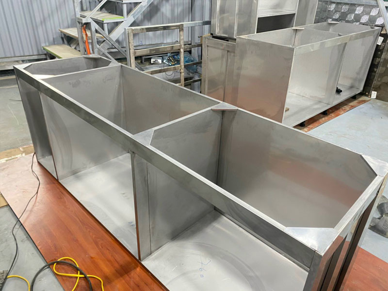 Thùng tủ bếp inox cánh kính được sản xuất bằng phương pháp chấn gấp đảm bảo thẩm mỹ chất lượng