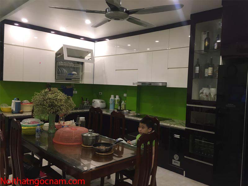 lắp Äặt mẫu tá»§ bếp inox Acrylic chá» Hằng