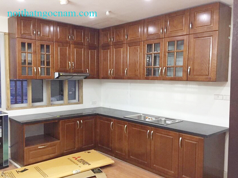 Mẫu tủ bếp gỗ xoan đào hình chữ L giá rẻ lắp đặt tại Hà Nội