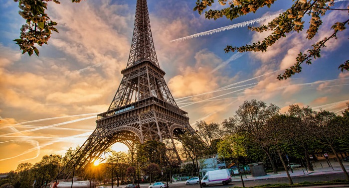 Tháp Eiffel là kiến trúc nổi tiếng của châu Âu