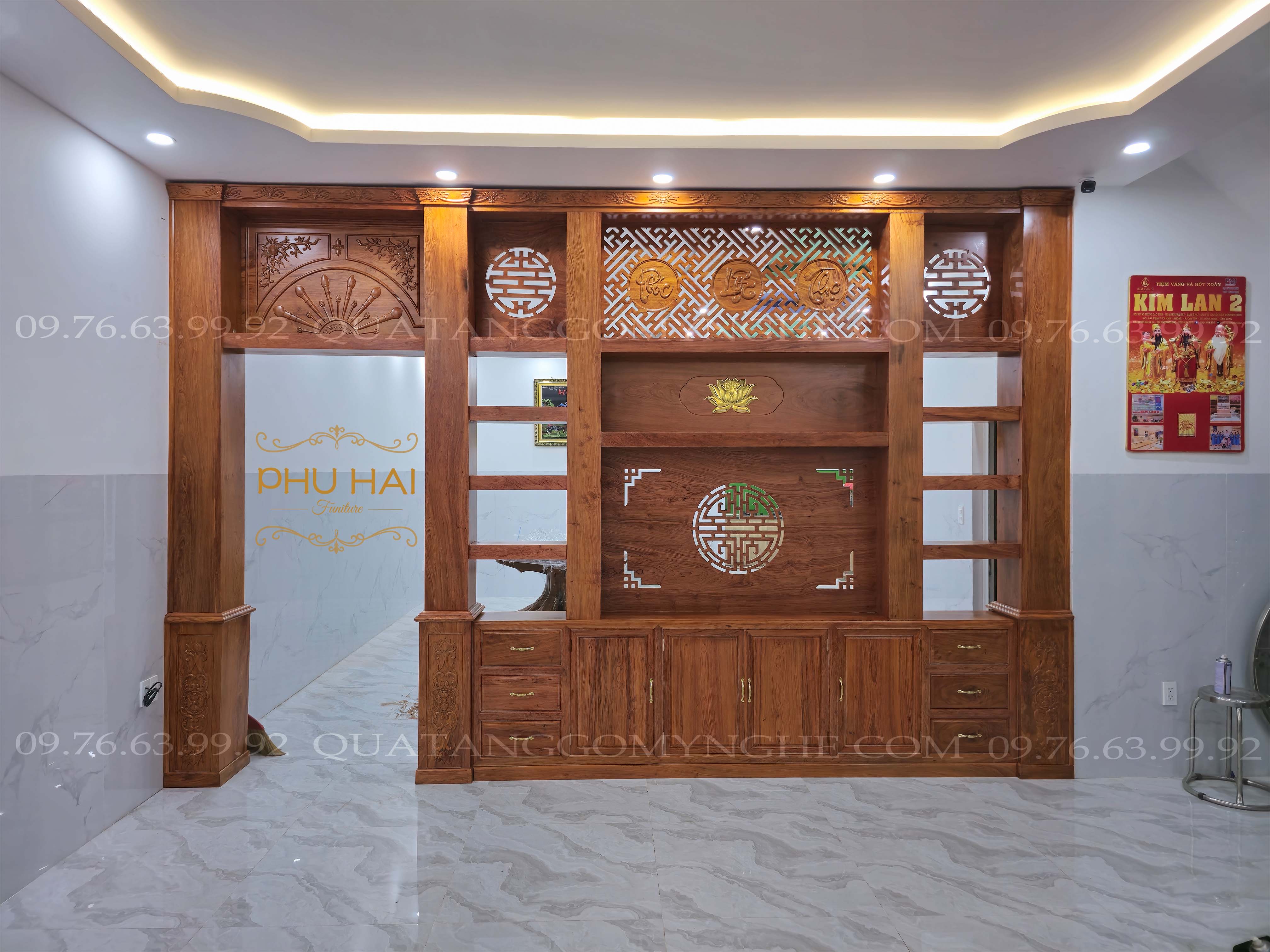 Vách Ngăn Kệ Tivi Phòng Khách Gỗ Hương