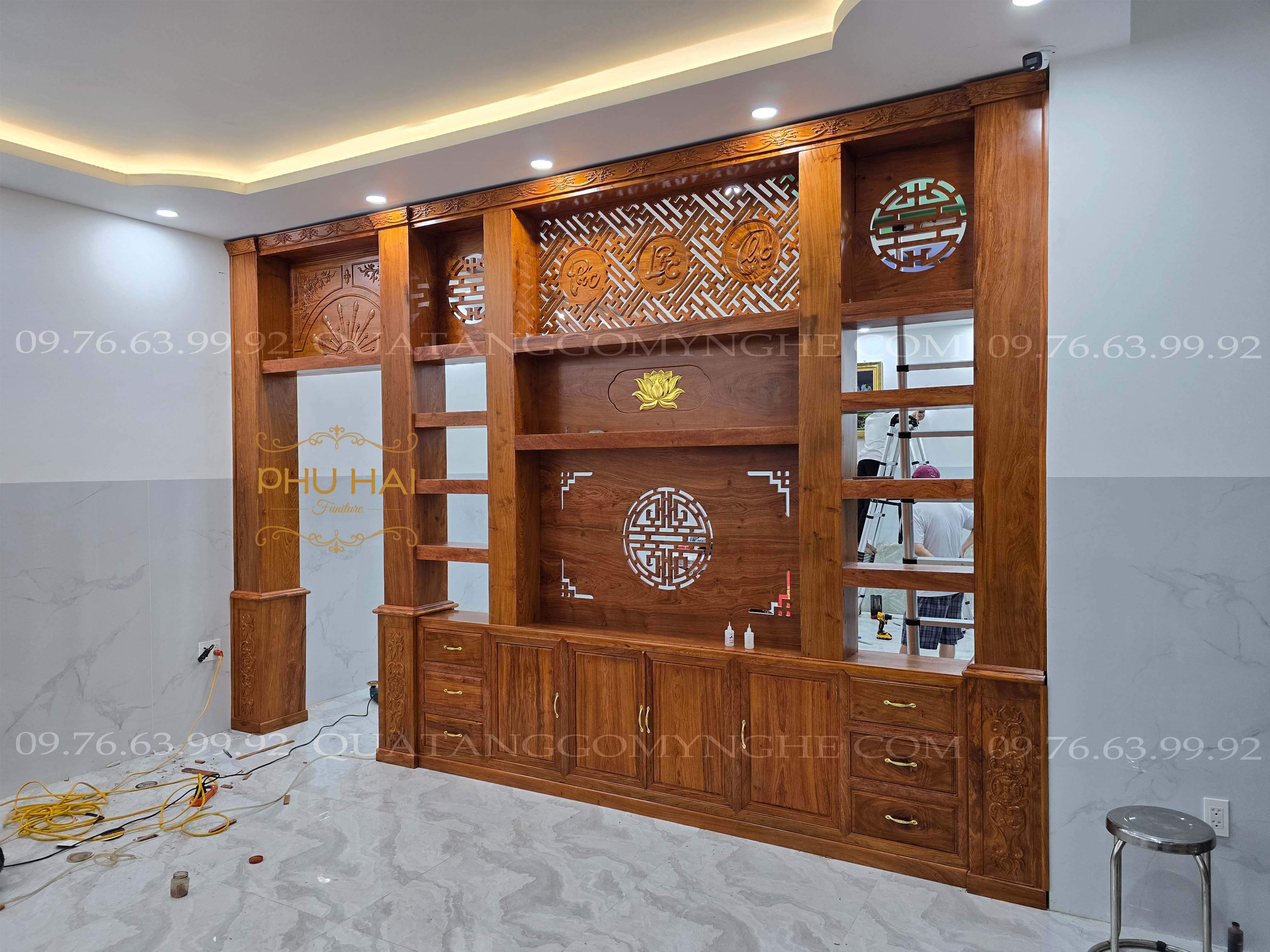 Vách Ngăn Kệ Tivi Phòng Khách Gỗ Hương