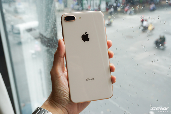 iPhone 8 Plus đầu tiên đã về Việt Nam: Vỏ kính, màu vàng mới rất "yêu", giá 23 triệu đồng