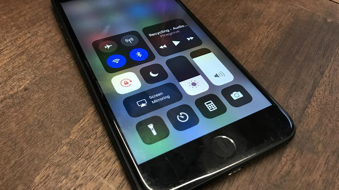 Trên Control Center iOS 11, bấm tắt Bluetooth thì Bluetooth sẽ chưa tắt hẳn, Apple gọi đó là tính năng chứ không phải lỗi